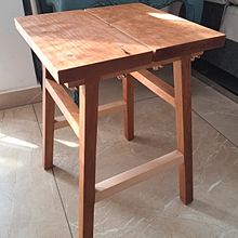 Cherry stool. Un proyecto de Artesanía, DIY, Diseño, creación de muebles					 y Carpintería de engyec - 10.11.2025