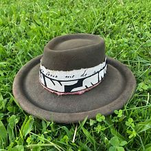 Confección sombrero, diseño de ala asturiana. . Design accesoriu, Design vestimentar, Arte din fibre și Fetru cu ac de Desiré Lencina - 11.10.2025