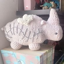 Rino-gaso rosa . Een project van Craft, Speelgoedontwerp, Textiel, DIY, Haken, Amigurumi y Textielontwerp van verlechuga8 - 17.11.2025