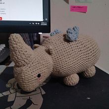 Creación de amigurumi 'Rinoceronte' . % Elizabeth Godínez tarafından hazırlanan Sanat ve El Sanatları, Oyuncak Tasarımı, Elyaf Sanatları, Kendin Yap, Tığ işi, Amigurumi, Ve Tekstil Tasarımı projesi - 11.26.2025
