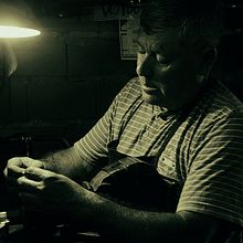 “Sus manos construyen bicicletas, pero también mi camino”. Een project van Fotografie, Portretfotografie y  Fotografische verlichting van Milagros Cirigliano - 06.12.2025