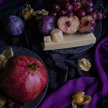Dark Mood: Purple & Coffee mood. Un progetto di Fotografia gastronomica, Fotografia per Instagram, Food St e ling di Karol J - 13.12.2025