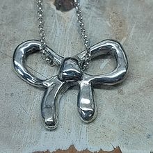 Bow pendant. Accessor, Design, Fashion Design, Jewelr, and Design project by Anat - 12.16.2025
