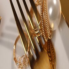 La mesa está servida. Direção de arte, Criatividade, Fotografia do produto, Design de cenários, e Fotografia de estúdio projeto de Bou Studio - 22.12.2025