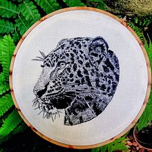 DESENHO COM LINHA -JAGUAR. Un projet de Dessin, Broderie, Art textile, Illustration traditionnelle, Dessin réaliste , et Design textile de TATIANE SILVA - 09.01.2026