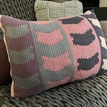 Crochet Cat Cushion . Design de acessórios, Crochê, DIY, Tecido, Pattern Design, e Design têxtil projeto de Bellissa B - 09.01.2026