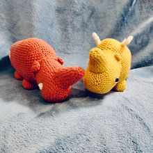 Pareja de rinocerontes amigurumi tejidos. Projekt z dziedziny Craft, Projektowanie zabawek,  Tkactwo, DIY, Szydełkowanie, Amigurumi i Wzornictwo tekstyliów użytkownika Mónica Guerrero - 10.01.2026