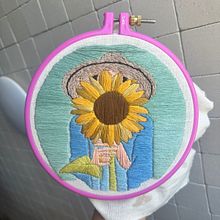 Girassois dourados. Embroider, and Textile Design project by leticia_rxr - 01.17.2026