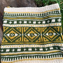 Stranded Colorwork Cowl. Un projet de Création d'accessoires, DIY, St, lisme, Art textile, Tricot , et Design textile de Sylvia Ramos - 27.01.2026