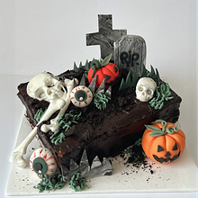 Graveyard Awakening. Cake Decorating, and Cake Design project by Chi Bee - 01.29.2026
