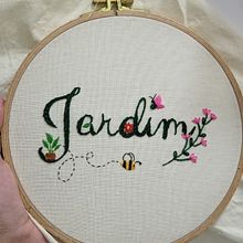 Projeto do curso Técnicas básicas para bordado de letras/ Título: Jardim. Embroider, Textile Design, Arts, Crafts, Creativit, and Fiber Arts project by giuliafonseca - 02.04.2026