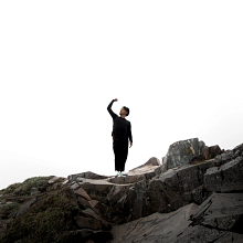 En la cima del silencio. Color Theor, Digital Photograph, Lifest, le Photograph, Outdoor Photograph, Photographic Composition, Photographic Lighting, Photograph, Self-Portrait Photograph, and Studio Photograph project by Mario Sebastián Criollo Criollo - 02.19.2026