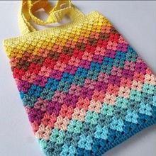 Escamas del calor. Accessor, Design, Crochet, DIY, Fiber Arts, Pattern Design, and Textile Design project by Bastián Zamora Wendland - 02.20.2026