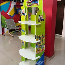 Mueble exhibido publicitario de productos. Un proyecto de 3D, Diseño gráfico, Ilustración digital y Marketing de Luis Parra - 07.03.2026
