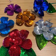 Reflejos Botánicos: Diseño de Flores en Lentejuelas.. Un proyecto de Artesanía, Diseño de complementos, Diseño de producto y Diseño textil de Tatiana Plazas T - 12.03.2026