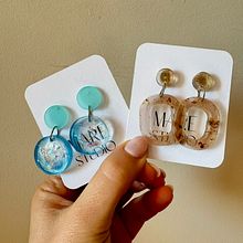 Brincos em resina epoxi . % Mariana Canossa tarafından hazırlanan Aksesuar Tasarımı, Mücevher Tasarımı, Kendin Yap, Ve Sanat ve El Sanatları projesi - 03.15.2026