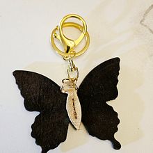 DECORACIÓN PARA CARTERAS, COLGANTE DE MARIPOSA EN CUERO. ROA BY ROALSOL. Accessor, Design, DIY, and Sewing project by Rocio Alvarez Fernández - 04.01.2026