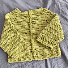 Suéter olivo 🫒 . Crochet, Fashion Design, DIY, Fiber Arts, and Textile Design project by Eva Meza - 04.14.2026