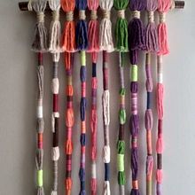 Tapiz colorido de tejido envuelto. Un progetto di Artigianato, Macramè, Fiber Art, Interior Design, Tintura tessile e Textile Design di Karen S Govea - 18.04.2026