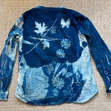 Cyanotype Experimental Shirt. Un proyecto de Diseño de moda y Teñido Textil de Danielle Worthy - 18.04.2026