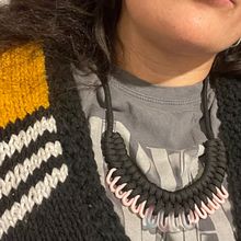 Collar Trama de color. Un proyecto de Artesanía, Diseño de joyas, Macramé y Diseño textil de Andrea Lizana - 12.05.2026