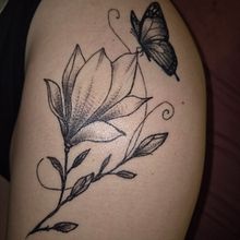 Magnolia flower with butterfly . Un proyecto de Diseño de tatuajes de Ewelina Samojlik - 15.05.2026