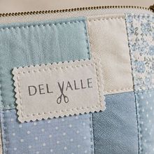 Rediseño de Identidad y Optimización de Marca para "Del Valle Manualidades". Un proyecto de Br, ing e Identidad, Diseño gráfico y Diseño para Redes Sociales de Jimena Rosita Soria - 24.05.2026
