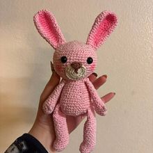 Coelho Amigurumi. Amigurumi, Crochet, DIY, Fiber Arts, Textile Design, To, and Design project by Ana Cláudia Ramm Vogt - 06.02.2026