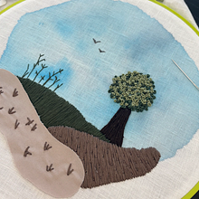 Embroidered Landscape . Un proyecto de Ilustración tradicional, Bordado, Tejido y Diseño textil de jaiart - 16.06.2026