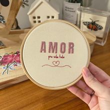 Amor pra vida toda em bordado. Arts, Crafts, Lettering, Creativity, Embroidery, and DIY project by Marina Gonçalves - 07.11.2026