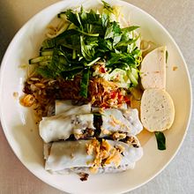 Bánh Cuốn Nóng (Traditional Vietnamese Steamed Rice Rolls). Fotografia projeto de Tran Thi Tuong Vi - 01.08.2026