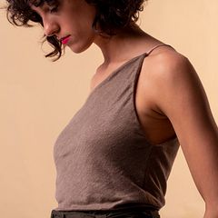 Top in maglia asimmetrica.