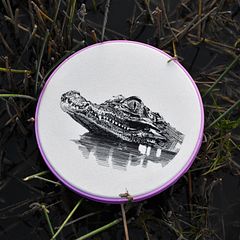 CAIMAN · DIBUJO CON HILO NEGRO