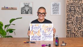 Tatuaje a mano alzada de letras cursivas. Un curso de Ilustración, Caligrafía y Tipografía de Delia Vico