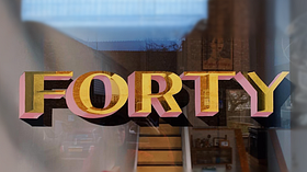 Geführter Kurs: Einen Buchstaben mit Emaille und Gold auf Glas malen. Ein Kurs der Kategorie Handarbeit, Kalligrafie und Typografie von Tozer Signs