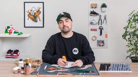 Customización de sneakers con pintura y otros materiales. Un curso de Craft y Moda de Juan Pablo Bello (MYSNKRS Customs)