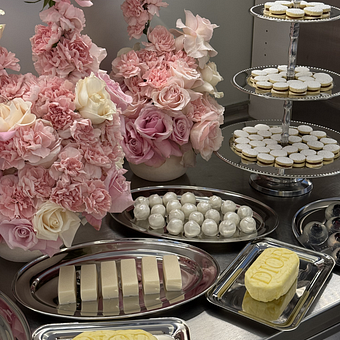 VALENTINES DAY DESSERT TABLE FOR DIOR. Een project van Craft, Taartontwerp, Banketbakkerij, Bloem- en plantenschikken y  Ontwerp van Maria Araujo - 18.03.2025