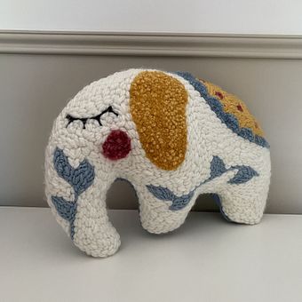 Cuscino a forma di elefante 🐘. Un progetto di Punch needle e Ricamo di duartealves_isabel - 04.09.2025