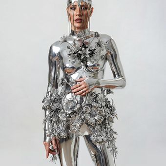 Selfpotrait. Fotografia, Retoque fotográfico, Criação de Conteúdo com IA, e Edição de Foto e Vídeo com IA projeto de Mikeila Borgia - 13.11.2025