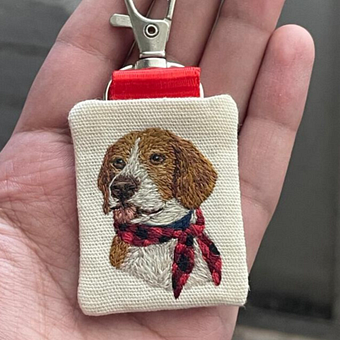 Mini beagle portrait on keychain. Embroider, Jewelr, Design, and Textile Design project by Guadalupe González Rosas - 01.11.2026