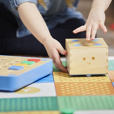 Cubetto, un robot que enseña a los niños programación
