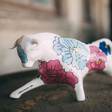 Hollybull: 33 artistas diseñan sobre los lomos de un toro