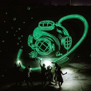 Reskate: cuando el arte urbano brilla en la oscuridad