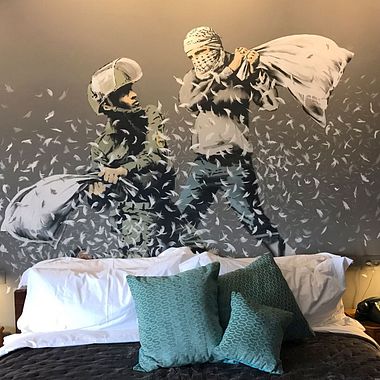 El nuevo hotel de Banksy tiene "las peores vistas del mundo"