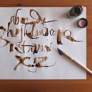 Los materiales favoritos de Iván Castro para hacer caligrafía
