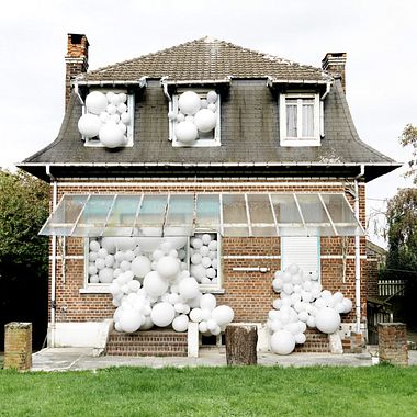 Charles Pétillon crea poesía fotográfica con globos