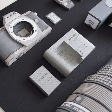 Papel, cúter y pegamento para construir una cámara fotográfica
