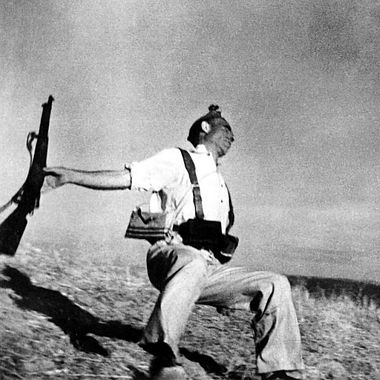 Una copia de 'Muerte de un miliciano', de Robert Capa, alcanza un precio histórico