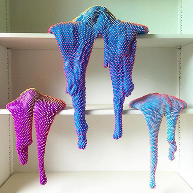 Extrañas esculturas, entre la psicodelia, la fluorescencia y lo desconocido
