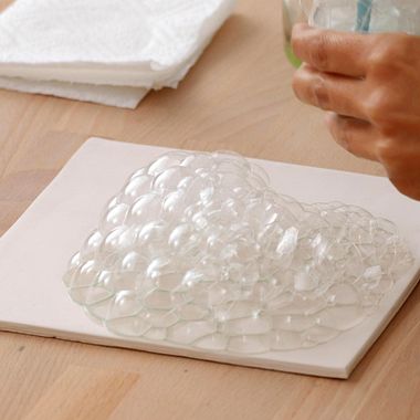 Decora tus cerámicas con pompas de jabón